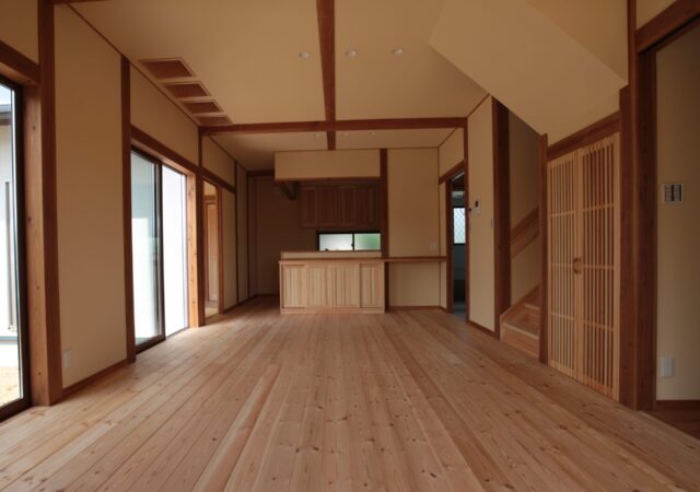 木のぬくもりと暮らす、吹き抜けのある家