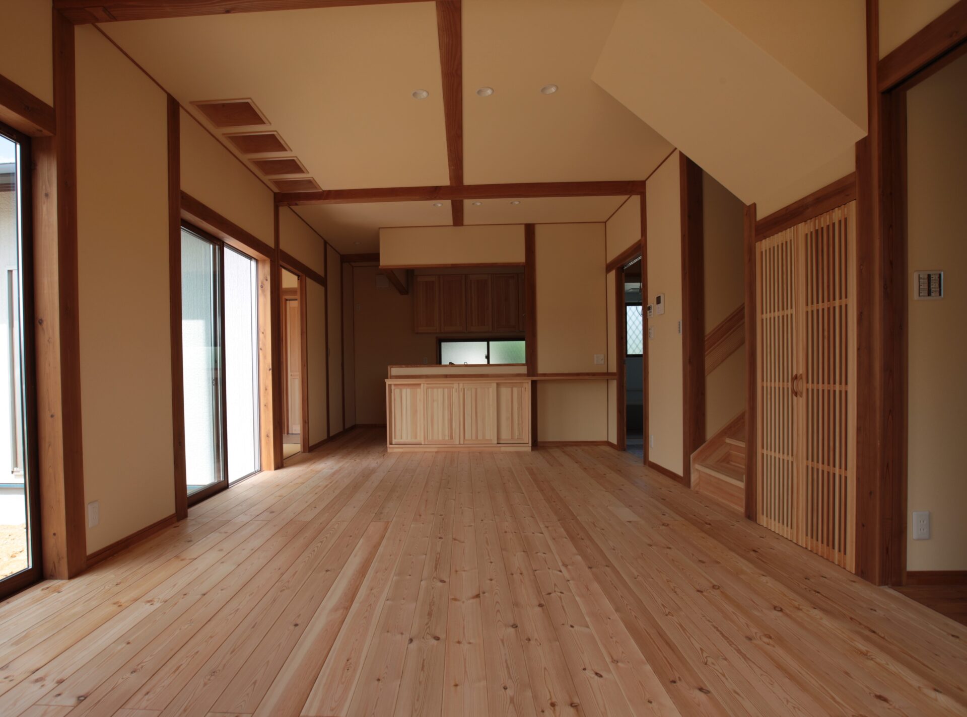 木のぬくもりと暮らす、吹き抜けのある家