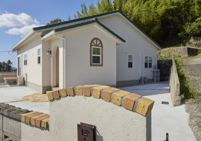 シルバニアのお家に住みたい！夢を叶えたグリーン瓦の平屋